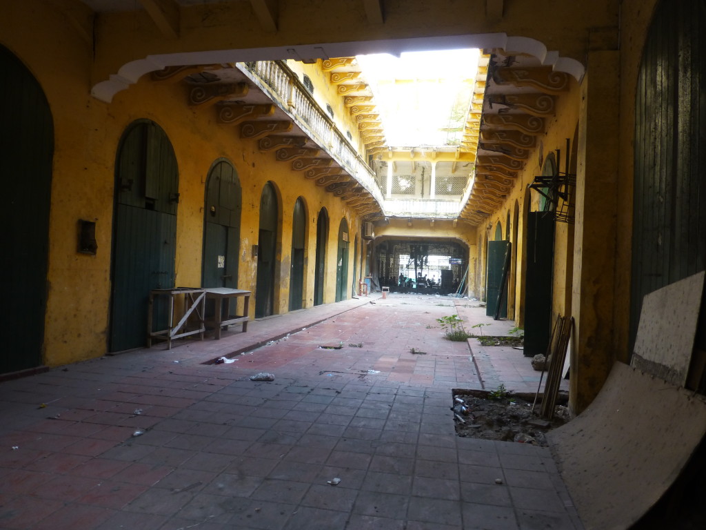 An arcade awaiting renovation, Cartagena