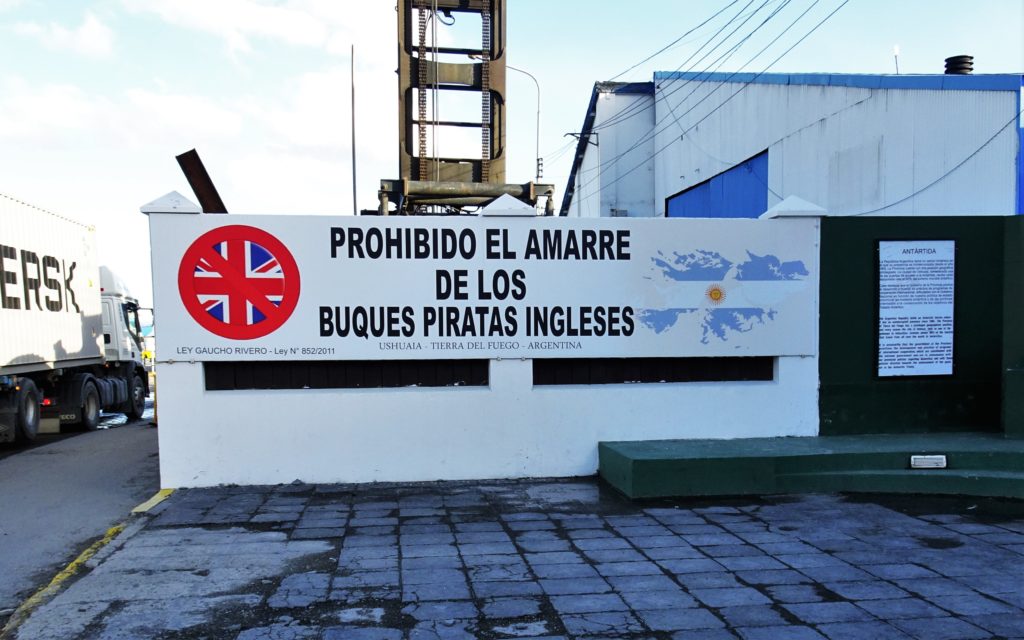 The local hospitality - roughly translates as "It is prohibited to moor ships of the English pirates"