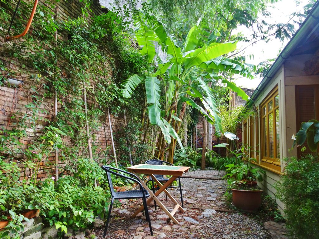 Lunch in a lovely little garden in Colonia